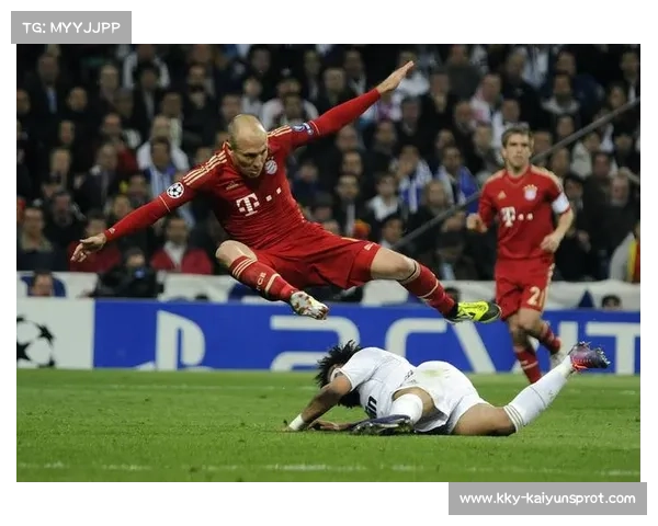 莱万帽子戏法后指向天空，致敬恩师克鲁伊夫